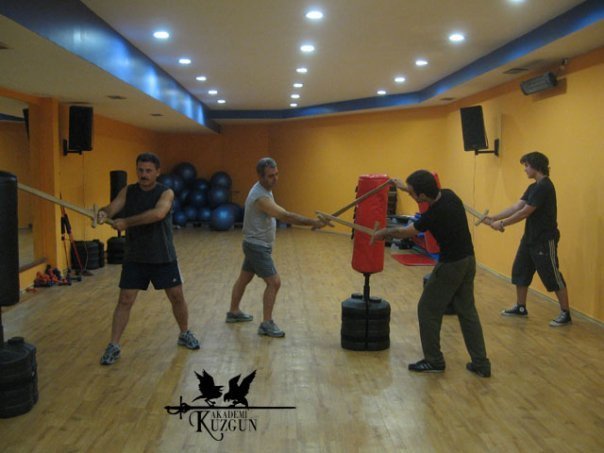 İlk Yıllar — İlk Salon