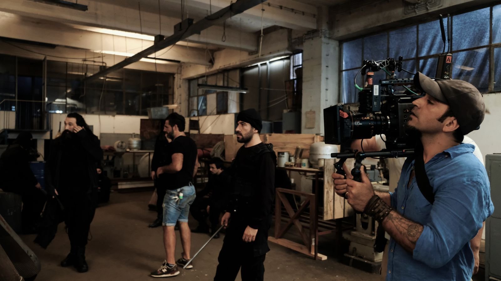 Setten ve sahneden kareler. — görsel 1