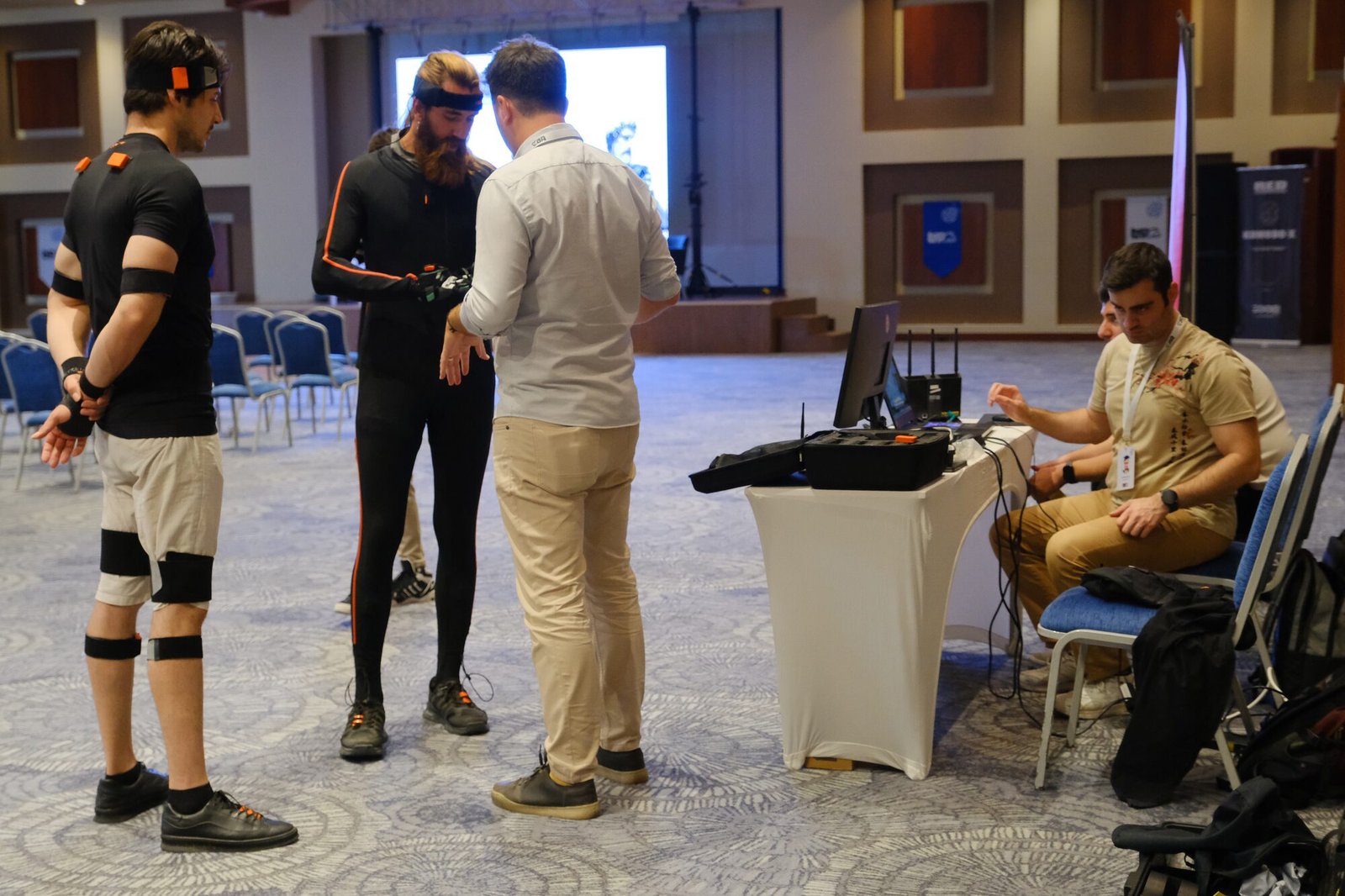Hareket yakalama (mocap) takÄ±m elbisesi ve yansÄ±tÄ±cÄ± iÅŸaretÃ§ilerle sahada